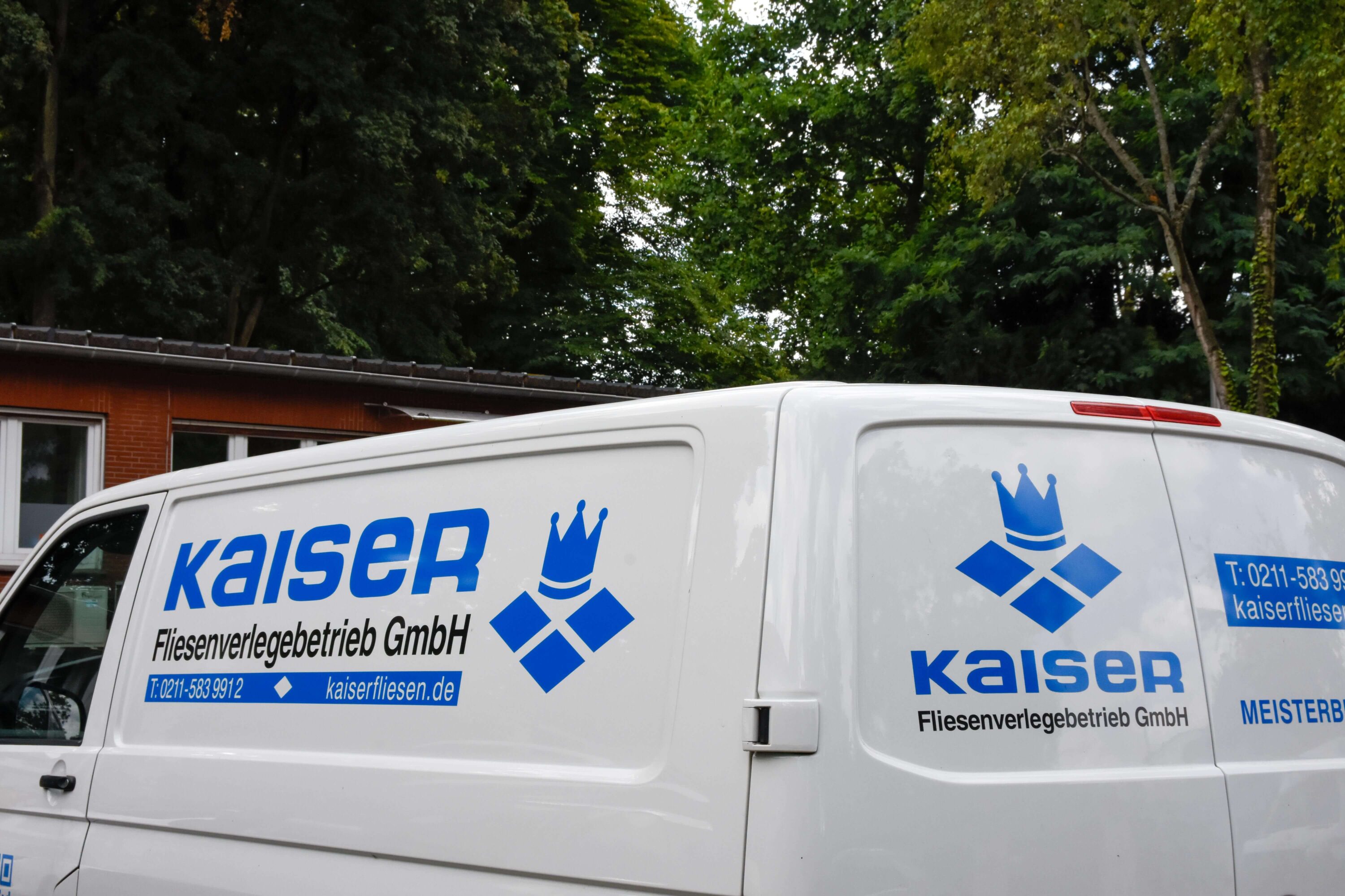 Auto von Kaiser Fliesenverlegebetrieb mit Logo und Adressdaten bedruckt.