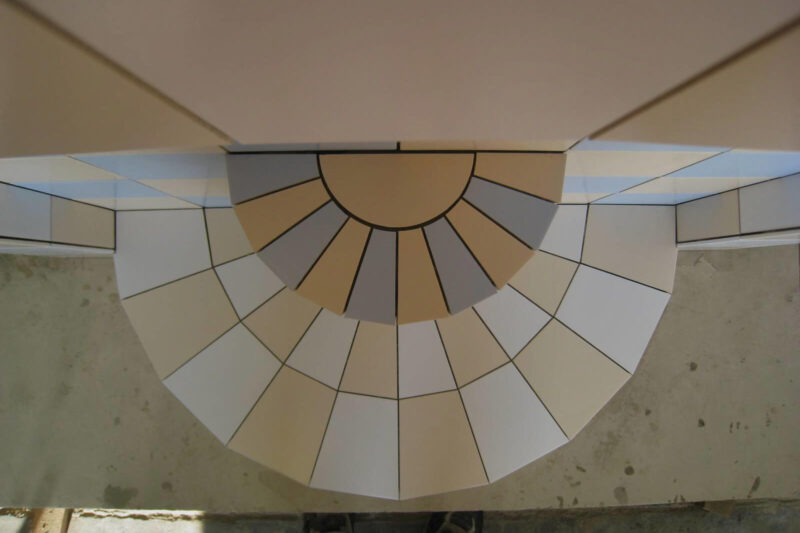 Gefliester Hauseingang Treppe mit bunten Fliesen