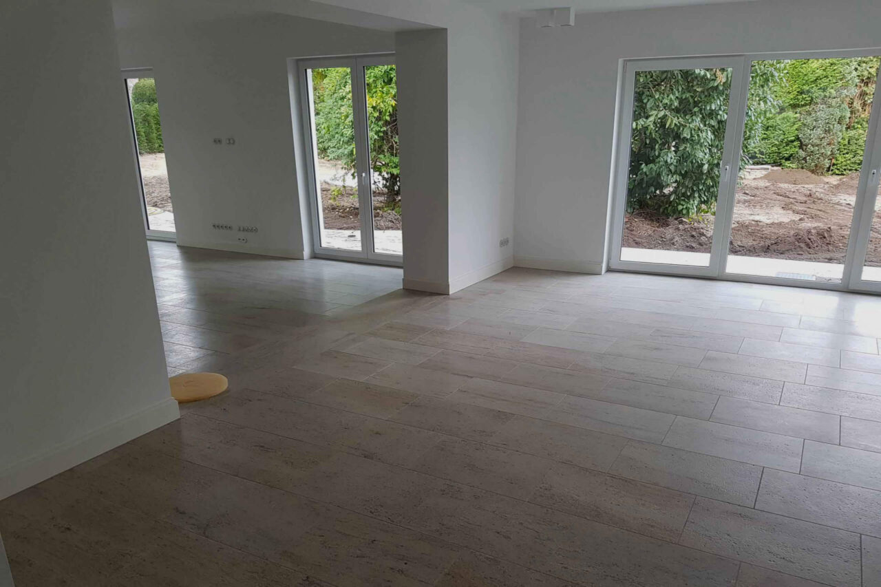 Verlegter Boden in saniertem Wohnzimmer