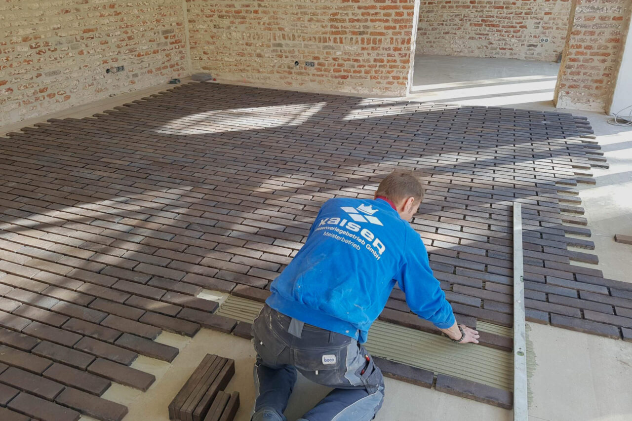 Fliesenarbeiten mit Backsteinen von Kaiser Fliesenverlegebetrieb GmbH für historisches Haus Altbau